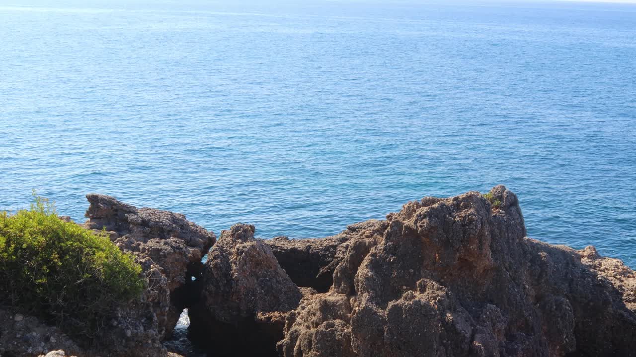 大海平静而湛蓝。水的轻微运动。山上的风景。视频素材