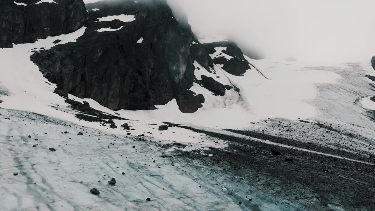 阿根廷火地岛乌斯怀亚附近的文奇格拉冰川徒步旅行。无人机航拍视频素材