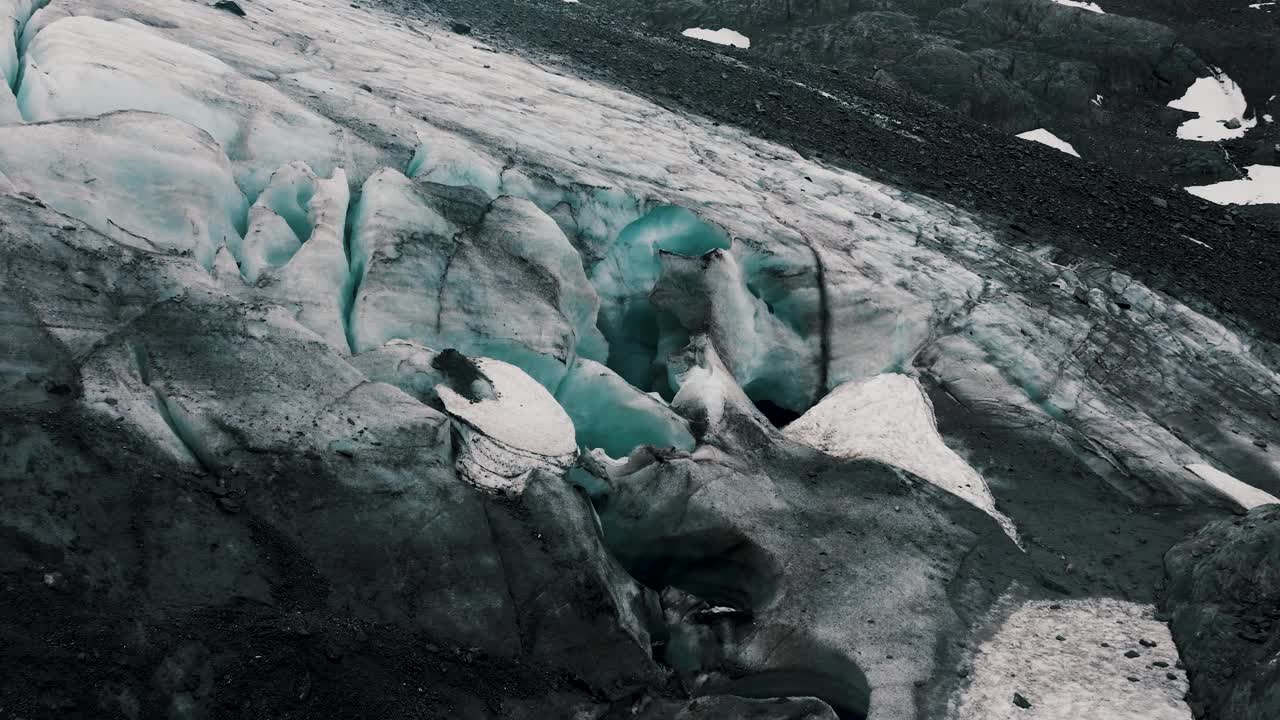 在阿根廷火地岛省乌斯怀亚附近的Vinciguerra冰川中探索冰洞。无人机航拍视频素材