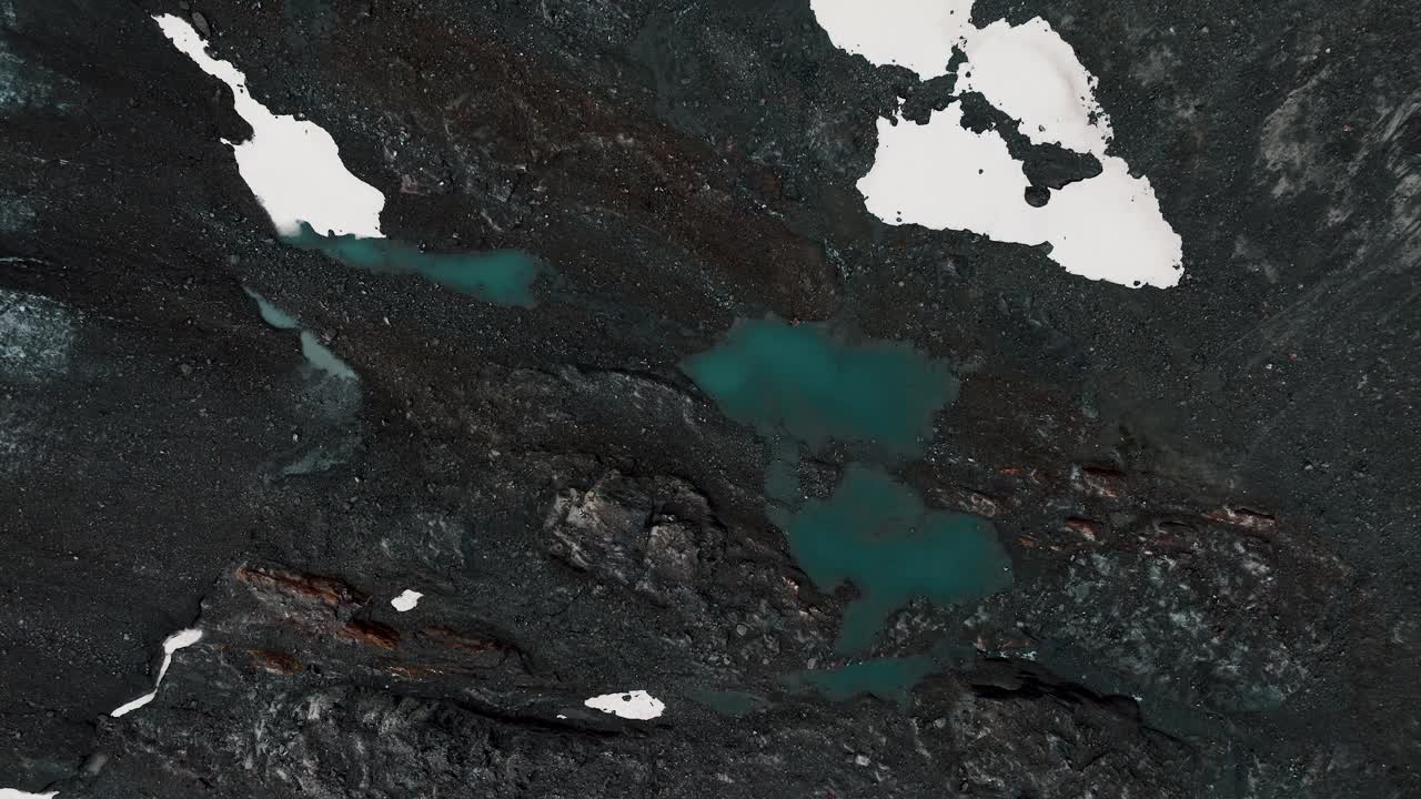 在阿根廷的文奇格拉冰川上，登山远足和绿色湖泊上蔓延的冰川。无人机航拍视频素材