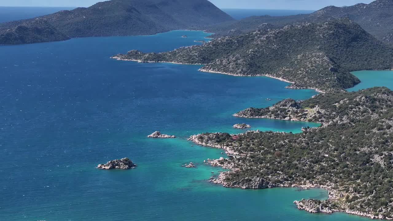 绿松石地中海，凯科瓦岛无人机视频，夏季在凯科瓦岛海滩，戴姆雷安塔利亚，土耳其(土耳其)视频下载