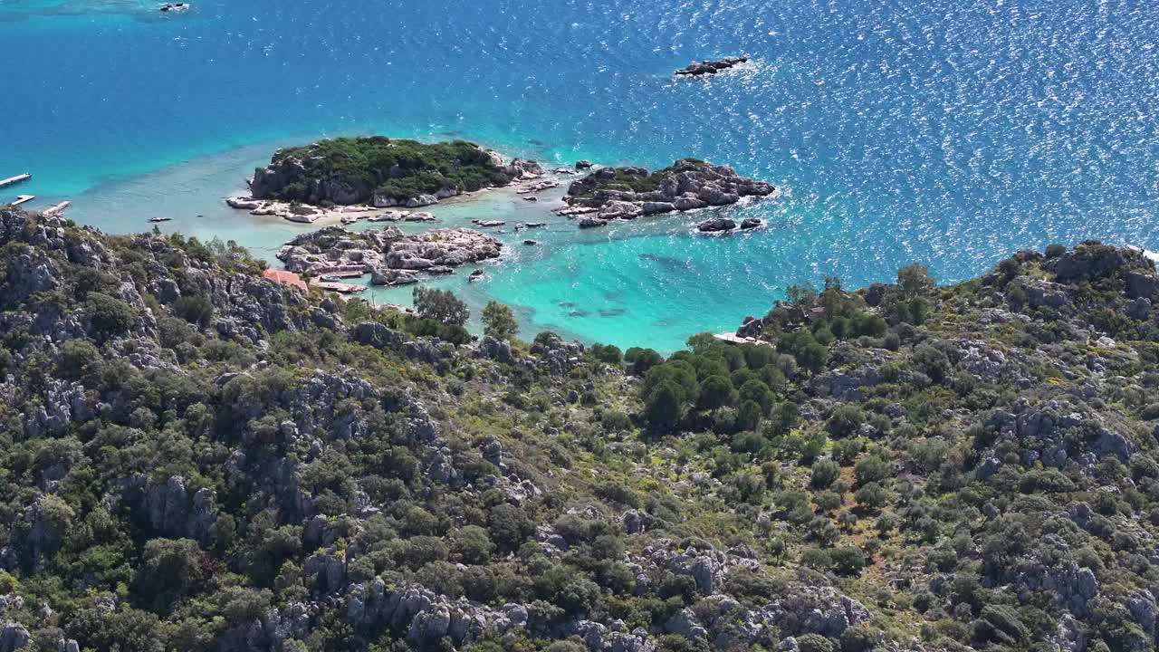 绿松石地中海，凯科瓦岛无人机视频，夏季在凯科瓦岛海滩，戴姆雷安塔利亚，土耳其(土耳其)视频素材