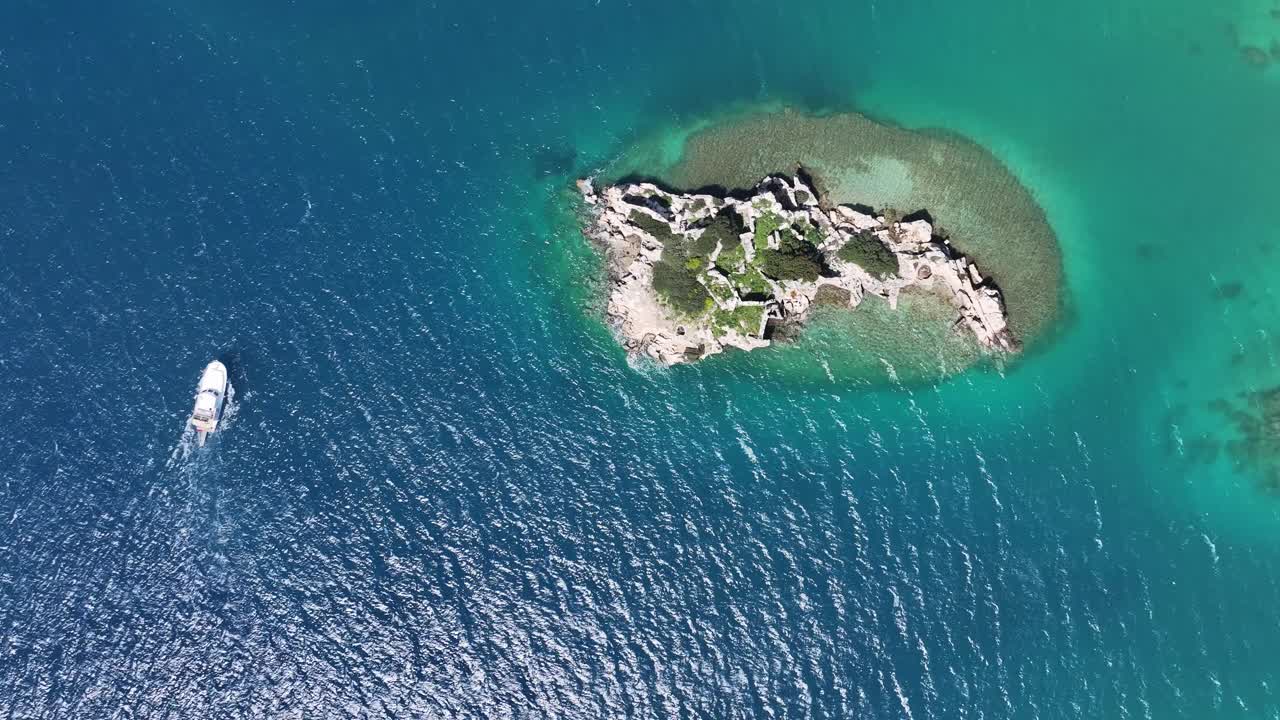 绿松石地中海，凯科瓦岛无人机视频，夏季在凯科瓦岛海滩，戴姆雷安塔利亚，土耳其(土耳其)视频素材