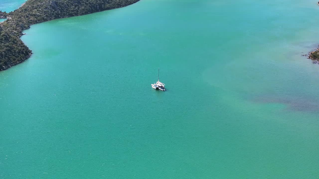 绿松石地中海，凯科瓦岛无人机视频，夏季在凯科瓦岛海滩，戴姆雷安塔利亚，土耳其(土耳其)视频素材