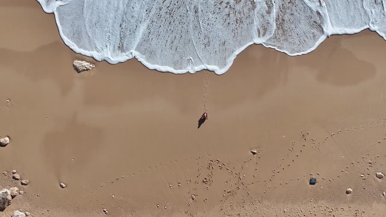 绿松石地中海，卡普塔斯海滩无人机视频，卡普塔斯海滩夏季，卡普塔斯海滩，土耳其(土耳其)视频素材