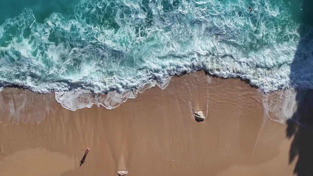 绿松石地中海，卡普塔斯海滩无人机视频，卡普塔斯海滩夏季，卡普塔斯海滩，土耳其(土耳其)视频下载