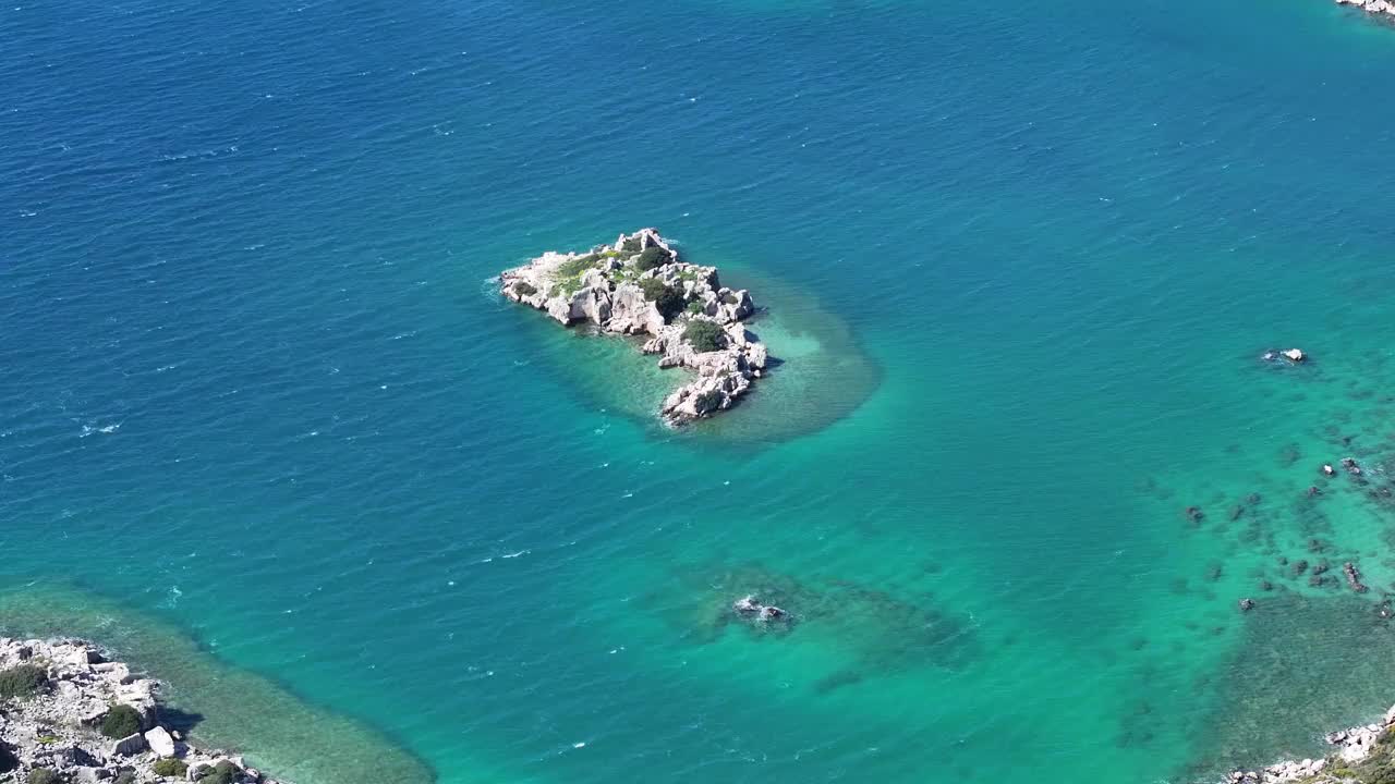 绿松石地中海，凯科瓦岛无人机视频，夏季在凯科瓦岛海滩，戴姆雷安塔利亚，土耳其(土耳其)视频素材