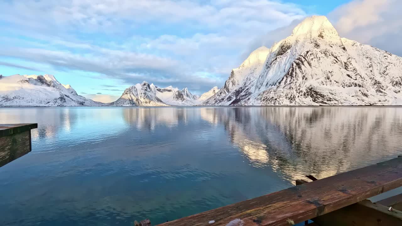 从码头向Olenilstinden和Rostad Vinstad看，Reinefjorden海上平静的反射运动视频素材