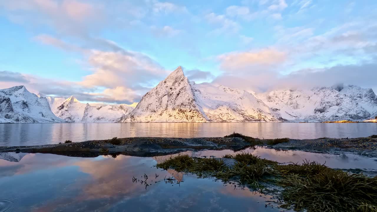 奥伦尼尔斯岛和奥尔斯丁登山在冬天的夕阳下，环在水中缓缓移动，罗浮敦视频素材