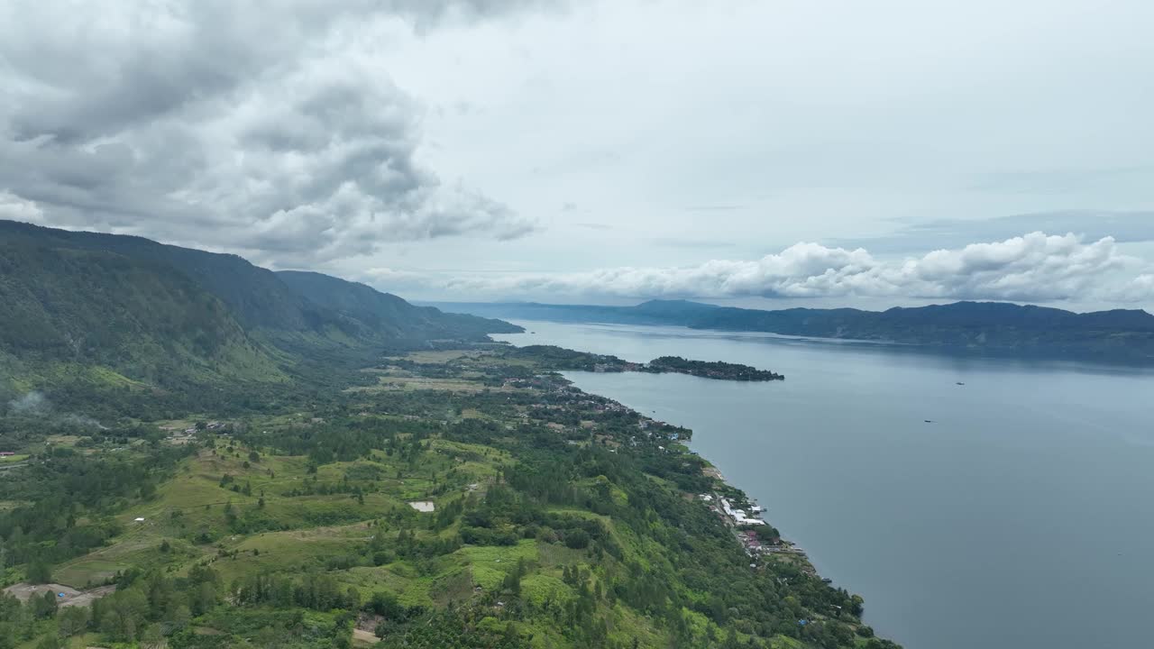 周围环绕着世界上最大的火山湖，美得令人叹为观止视频素材