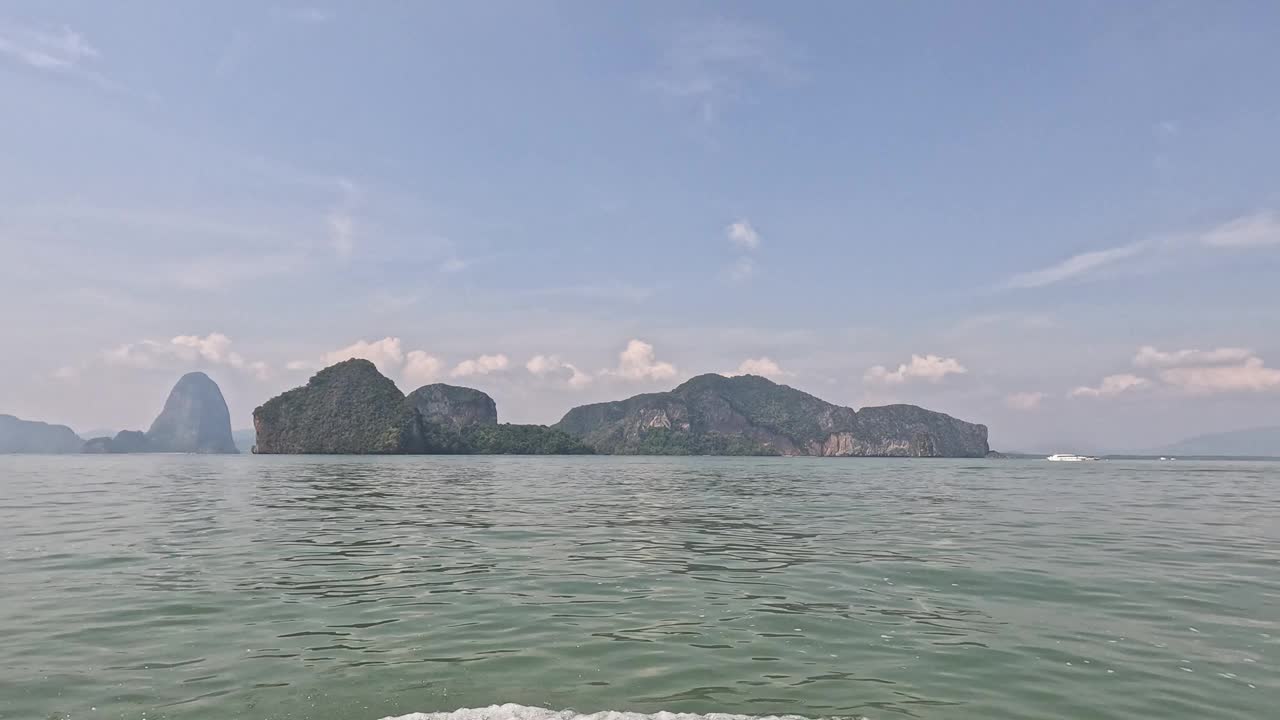 宁静的海洋之旅，经过岛屿视频素材