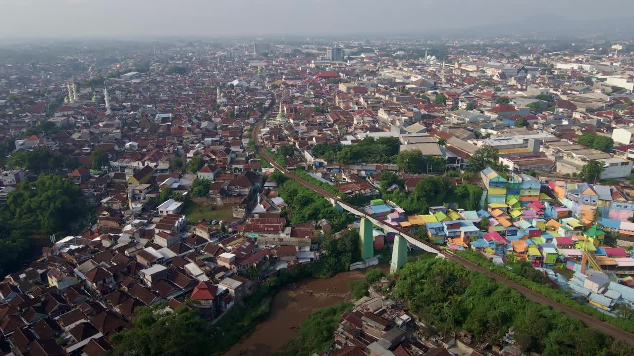 面对城市噩梦:在印度尼西亚人口过剩地区与污染作斗争，这是一段4k无人机镜头视频素材