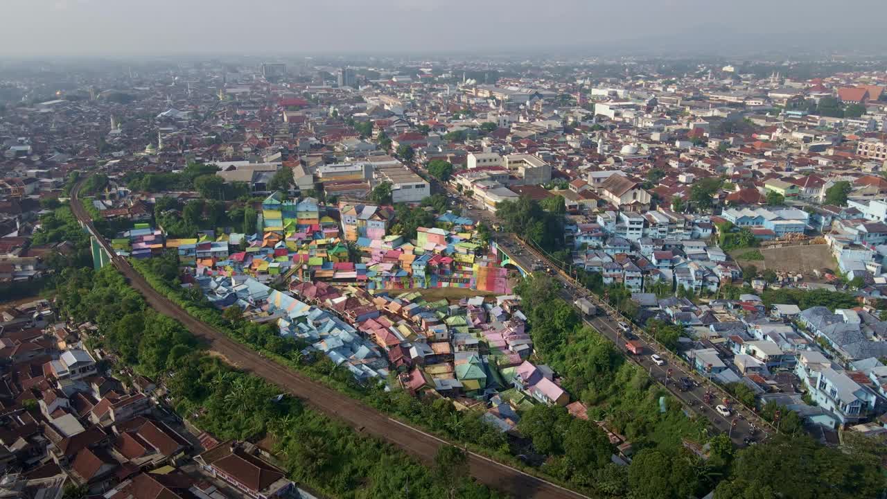 在印度尼西亚东爪哇第二大城市玛琅的市中心，有争议的贫民窟旅游毗邻铁路轨道和繁忙的交通，在人口过剩的地区视频素材