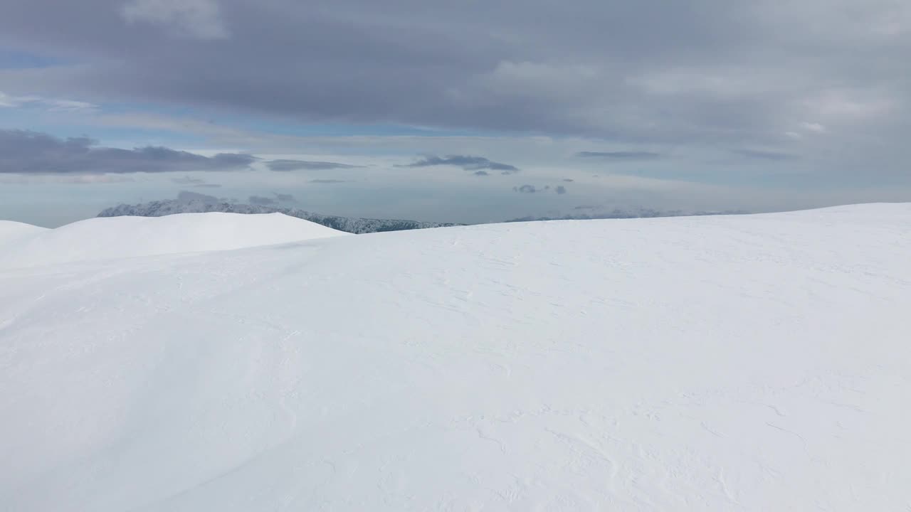 广阔的雪景与皮亚特拉克雷乌鲁伊山脉背景，伊泽-帕普萨，阿ges视频素材