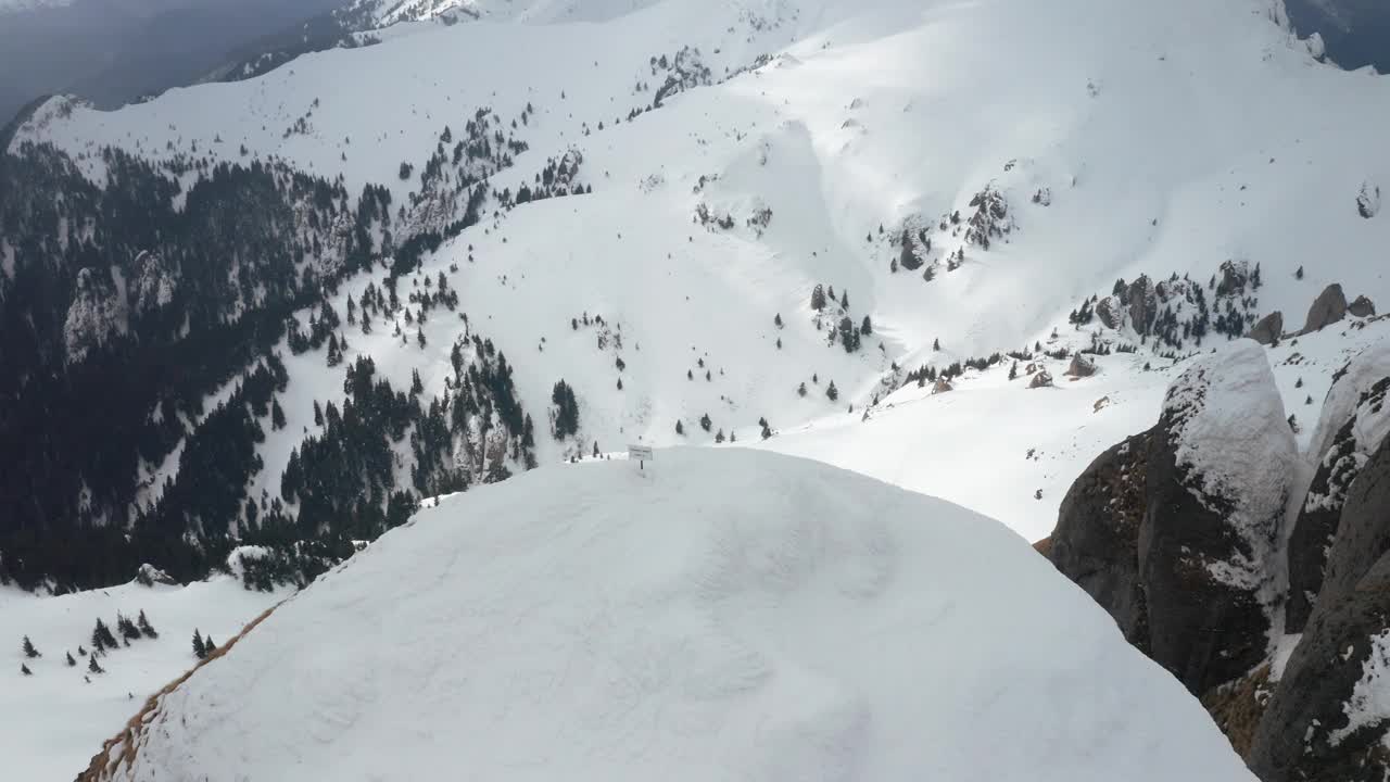 孤独的标志在Tigaile Mari山顶，全景雪景，阴天视频素材