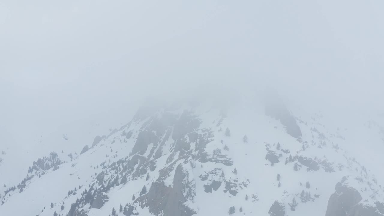 冰雪覆盖的丘卡斯山笼罩在薄雾中，宁静的冬季景观视频素材