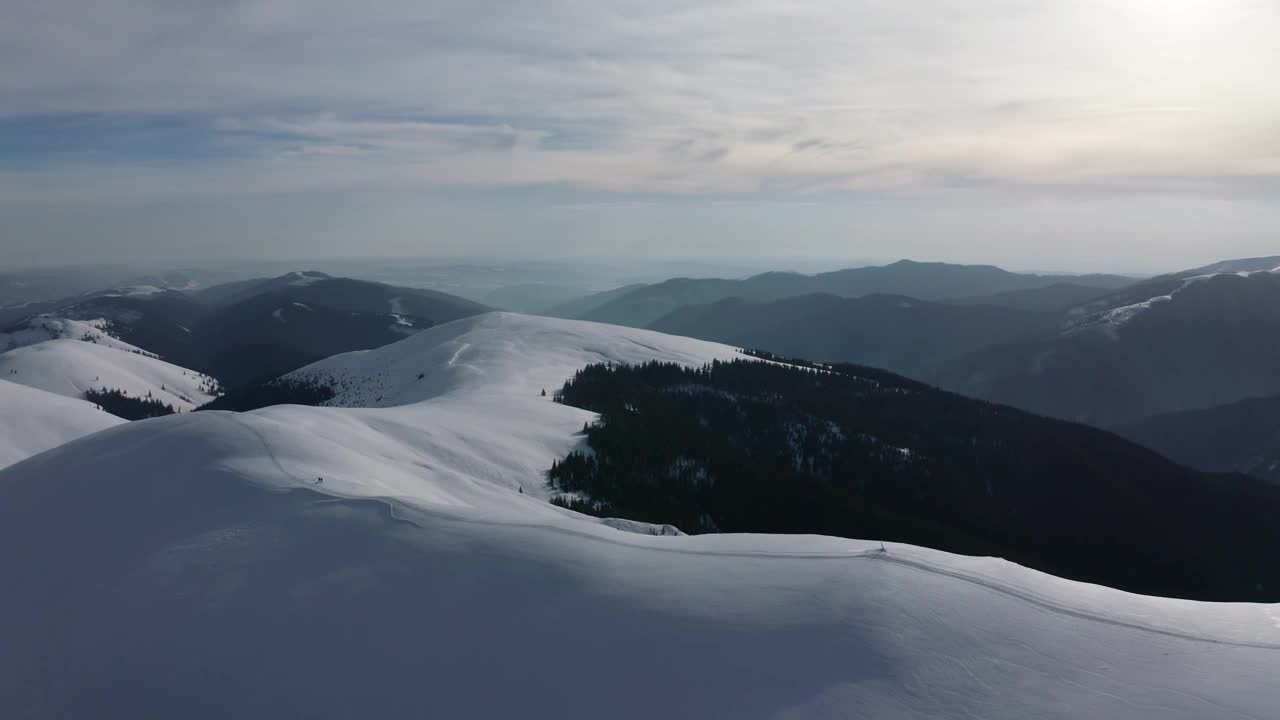 埃泽-帕普萨山脉的saa Gradisteanu山峰，宁静的白雪覆盖，黄昏时分柔和的光线视频素材