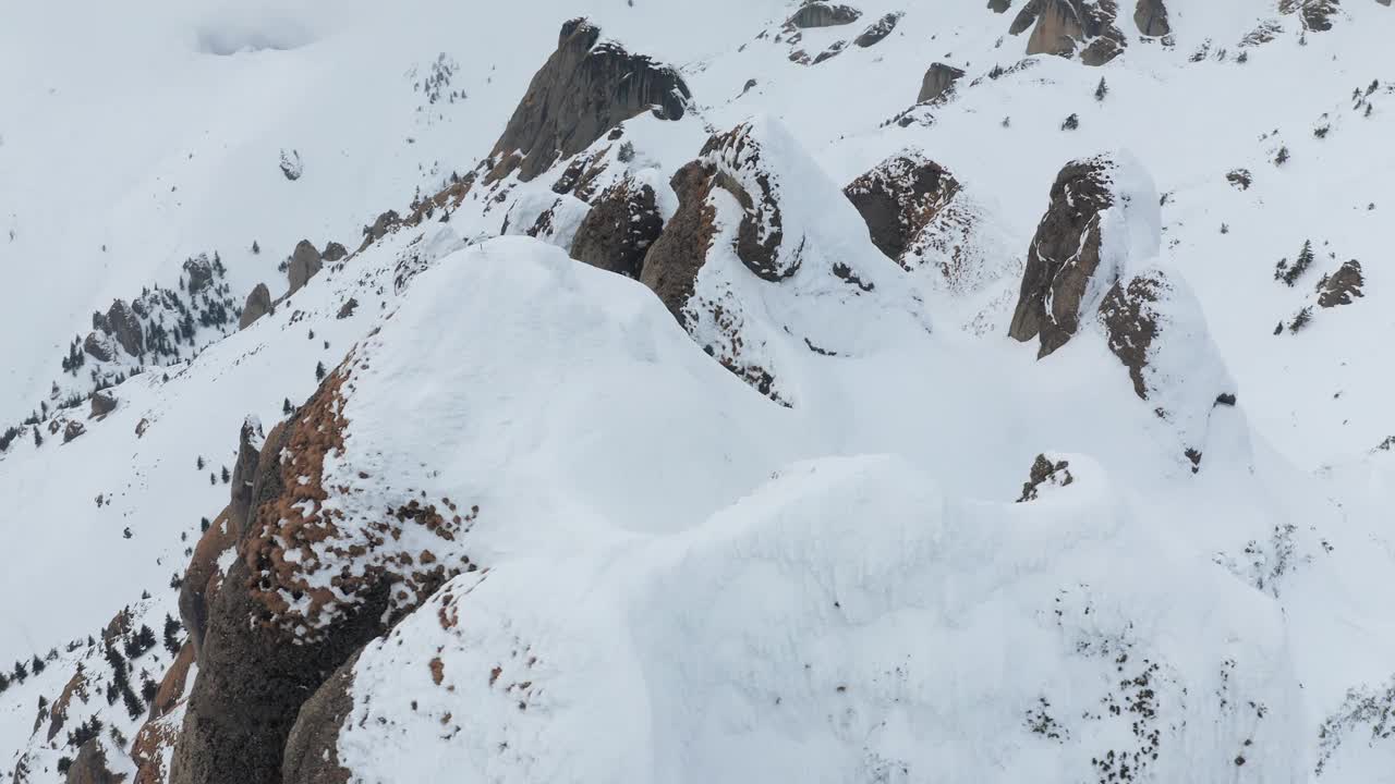 雪山上的Tigaile mari峰，鸟瞰图视频素材