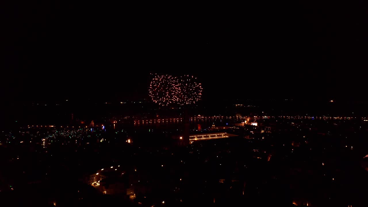 夜晚，烟花在威尼斯上空绽放，以鲜艳的色彩照亮了狂欢节视频素材