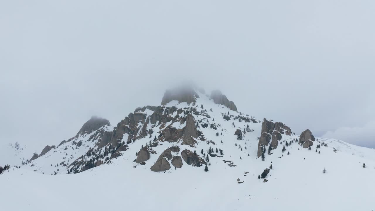 Tigaile Mari的雪山山峰笼罩在薄雾中视频素材