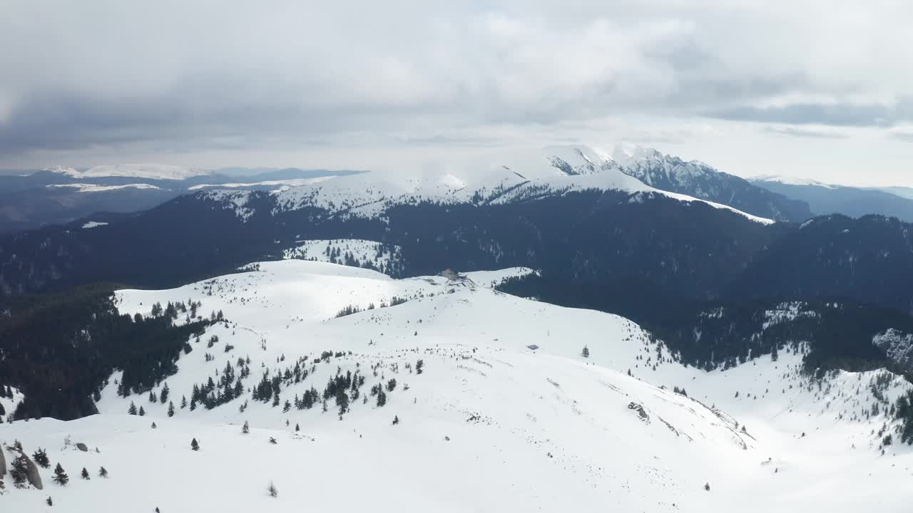 冰雪覆盖的丘卡斯山脉多云的天空下，广阔的冬季景观，白天视频素材