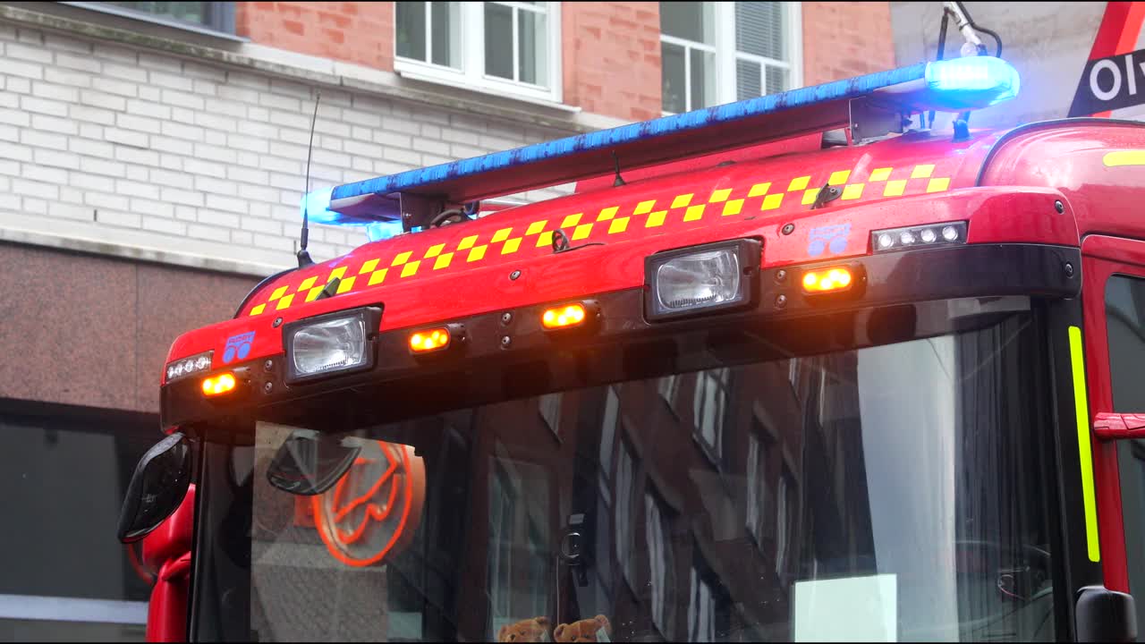 紧急消防-路上的消防车-特写视频下载