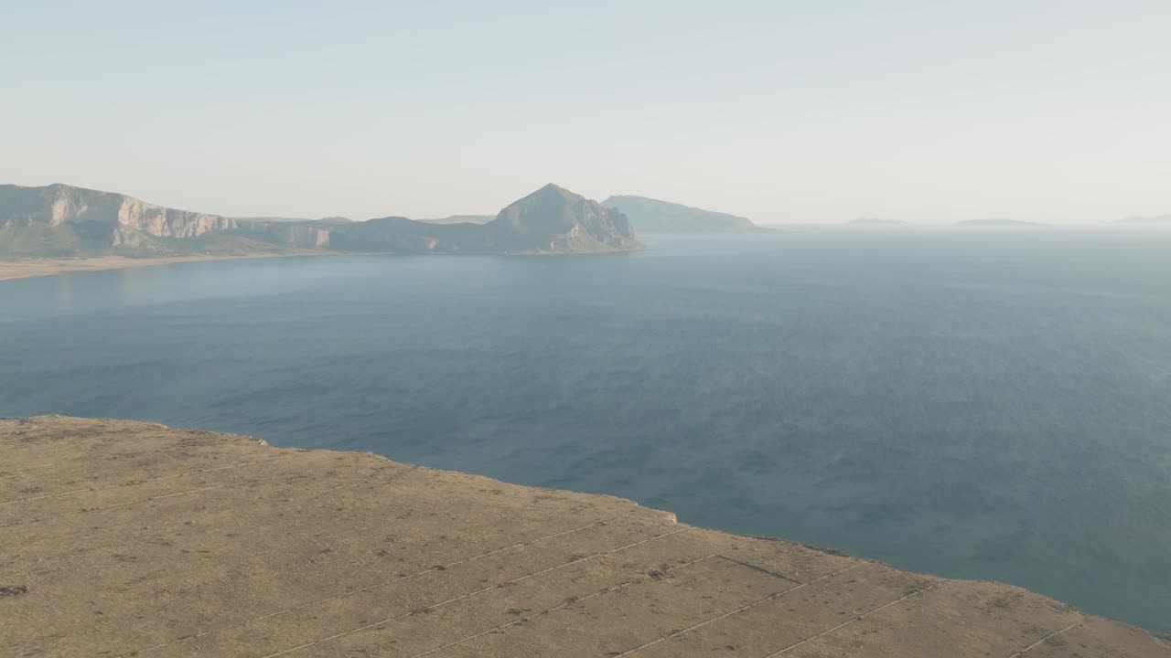 西西里岛海岸线鸟瞰图，圣维托洛卡波，西西里岛。视频素材