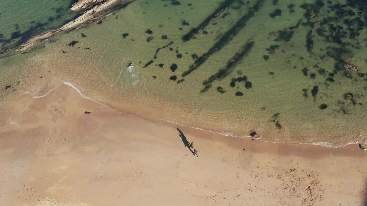 鸟瞰苏格兰坎蒂湾海滩和海岸线。视频素材