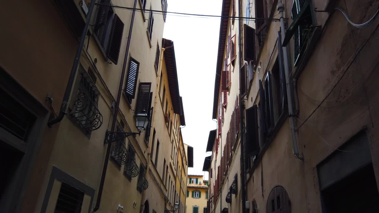 漫步在佛罗伦萨舒适狭窄的街道上视频下载
