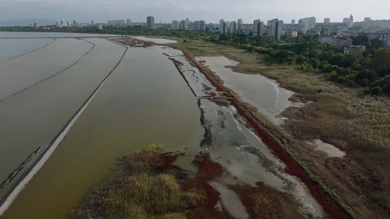 沿着保加利亚布尔加斯城市景观的盐沼。无人机航拍视频素材