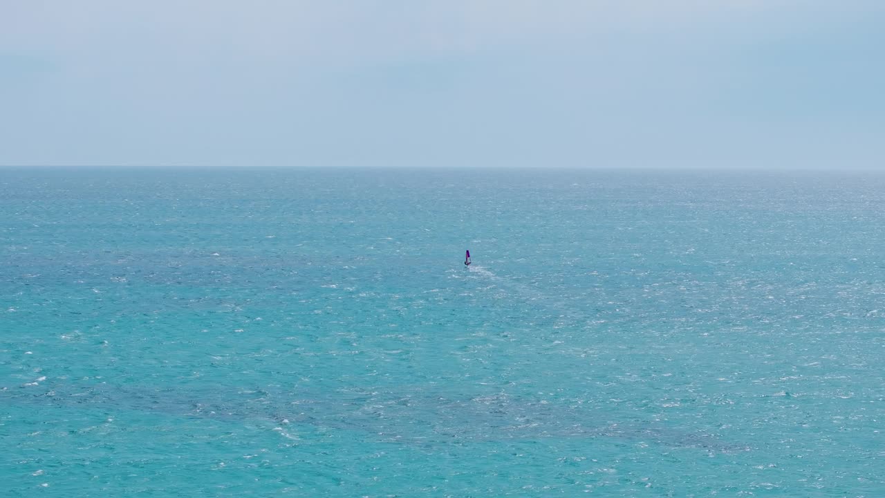 远观风帆冲浪者的海岸在希腊的克罗斯海滩。广角航拍视频素材