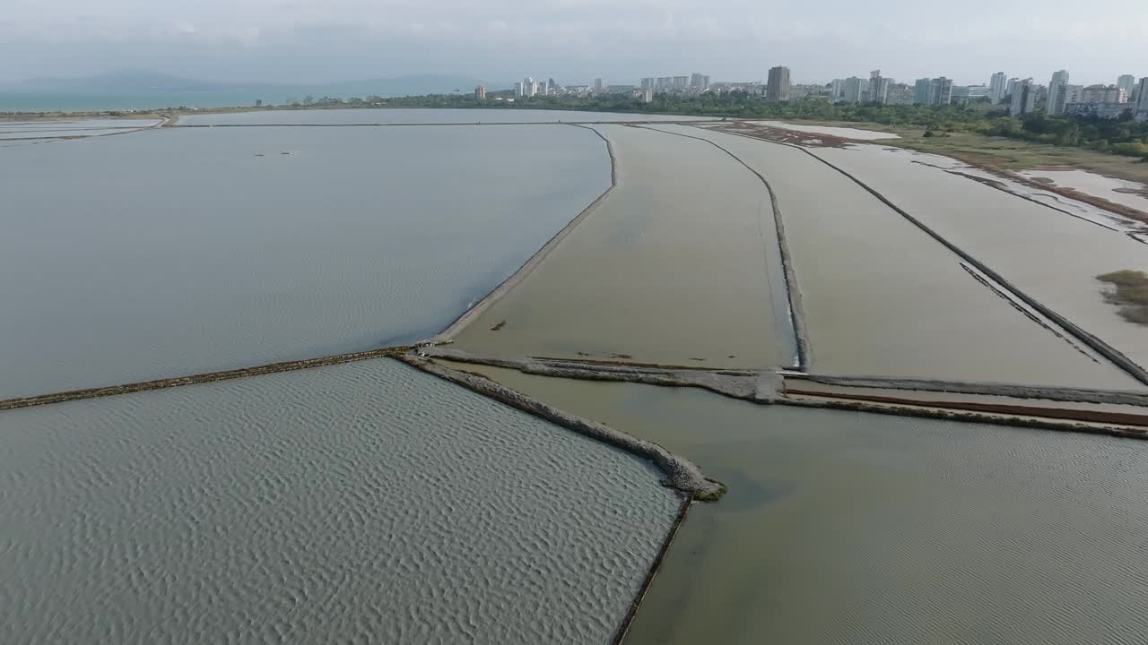 保加利亚布尔加斯盐湖全景鸟瞰图。视频素材