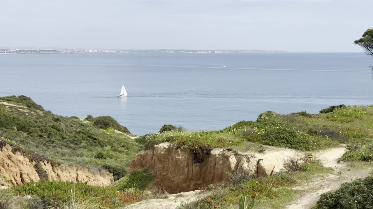 沿着阿尔加维海岸航行视频素材