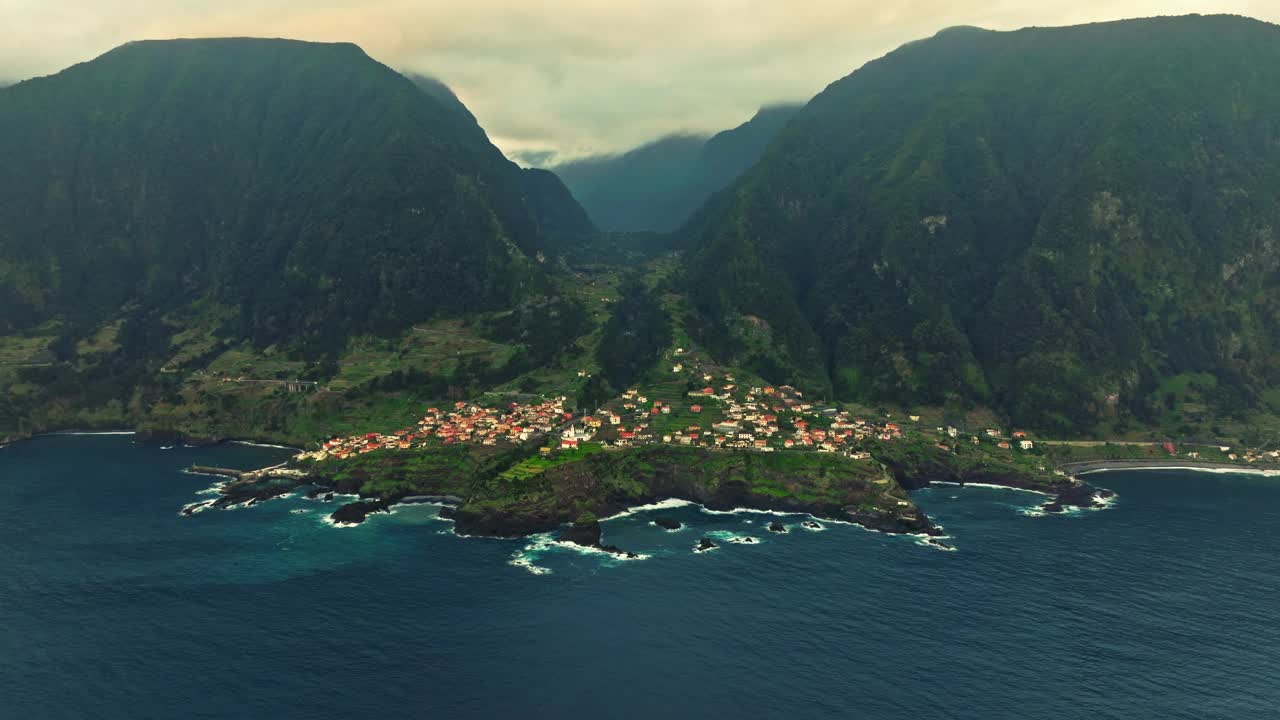 葡萄牙马德拉群岛塞萨尔鸟瞰图。坐落在陡峭海岸上的度假村庄。这个村庄坐落在一个进入海洋的火山上，被海浪冲刷视频素材