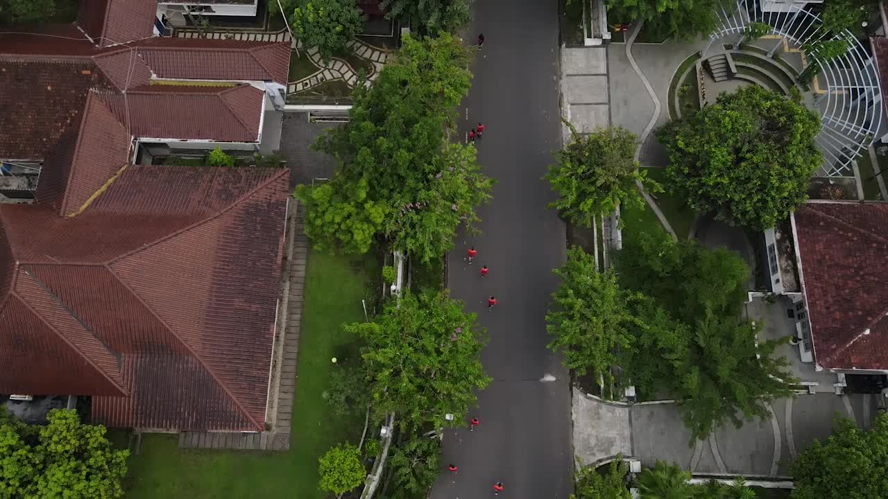 鸟瞰街道和房屋，可以看到几个人欢快地奔跑视频素材