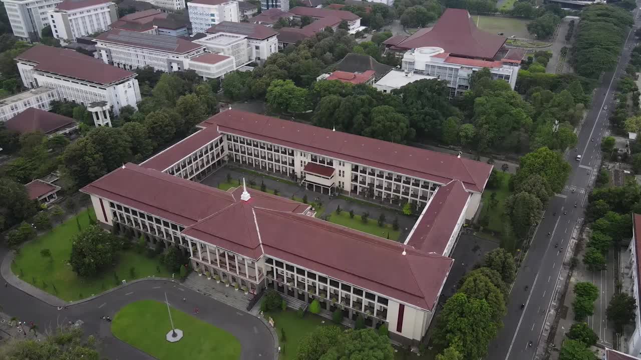 从空中俯瞰城市中的Gadjah Mada大学礼堂视频素材