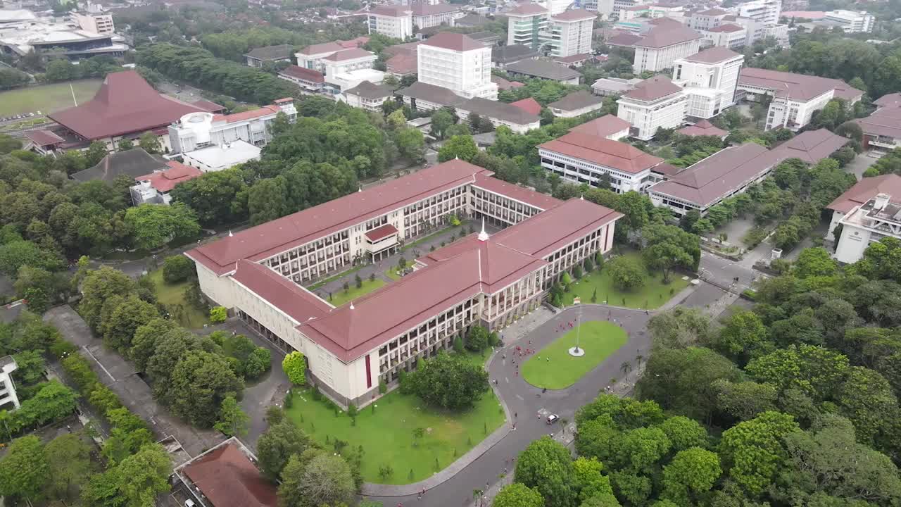 从空中俯瞰城市中的Gadjah Mada大学礼堂视频素材