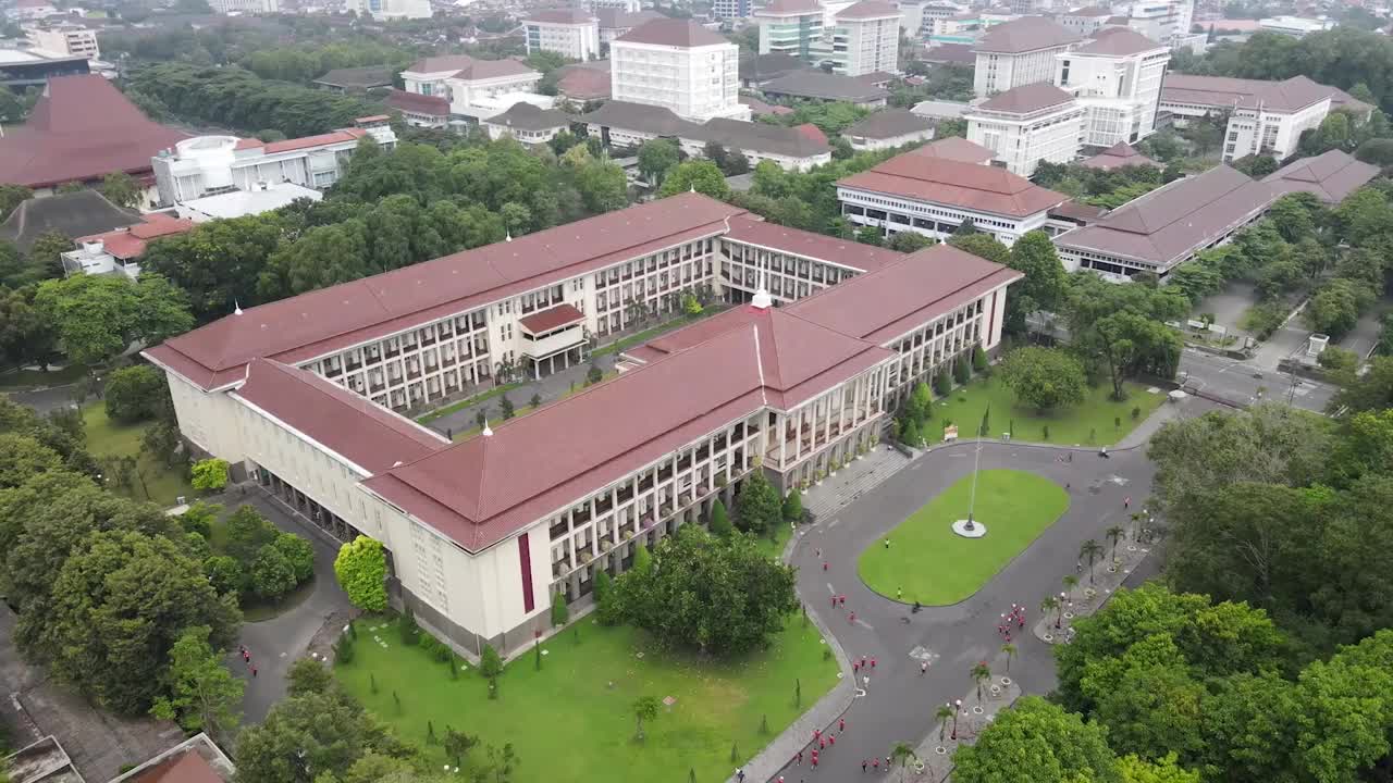 从空中俯瞰城市中的Gadjah Mada大学礼堂视频素材