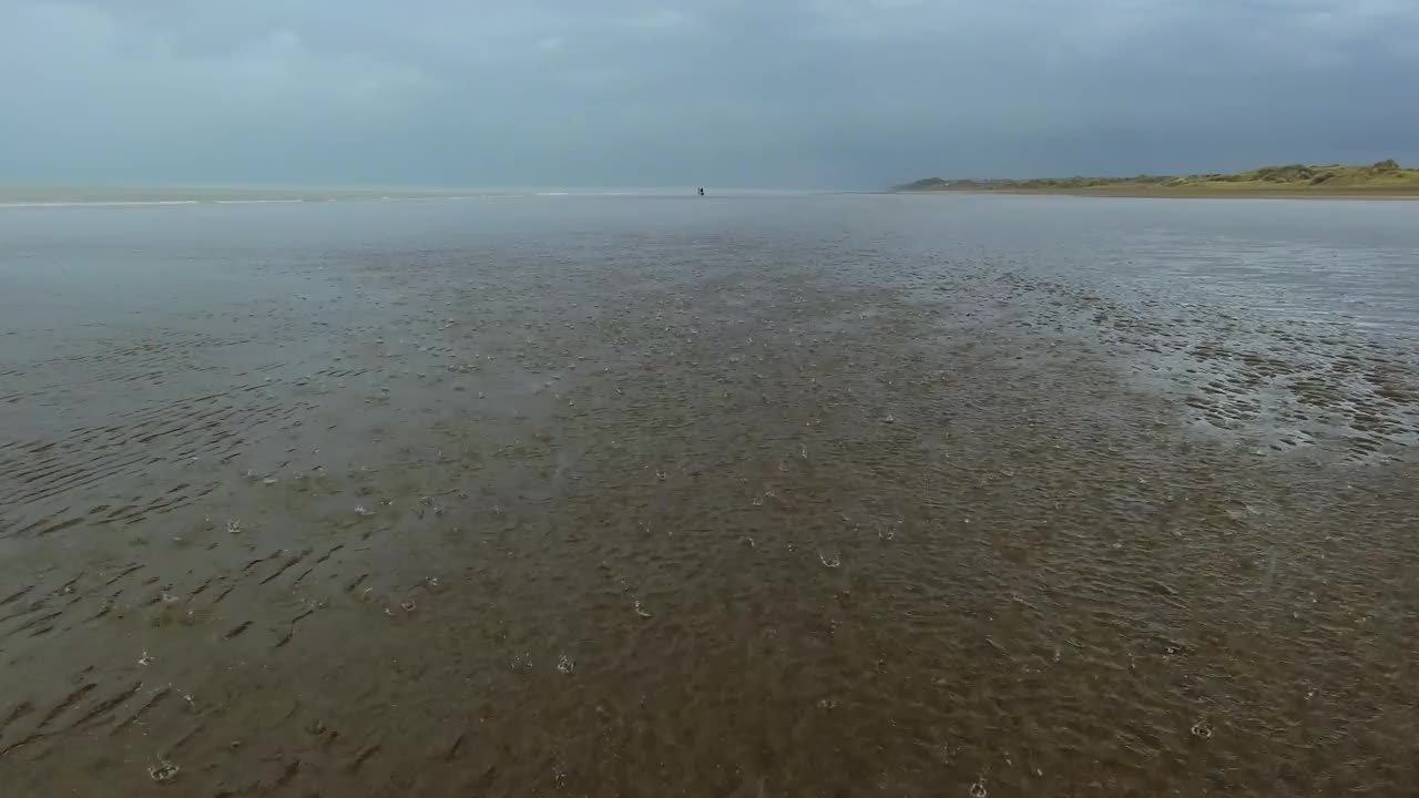 雨轻轻地落在沙滩上。4 k。视频素材