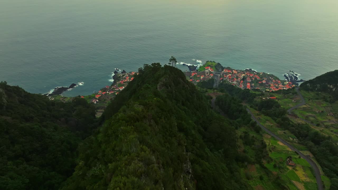 葡萄牙马德拉群岛塞萨尔鸟瞰图。坐落在陡峭海岸上的度假村庄。这个村庄坐落在一个进入海洋的火山上，被海浪冲刷视频素材