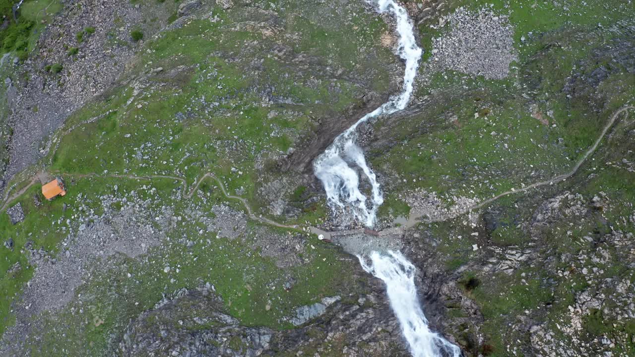 空中拍摄的Cascata di Stroppia与Lago Niera，郁郁葱葱的绿色植物，崎岖的地形，日光视频素材