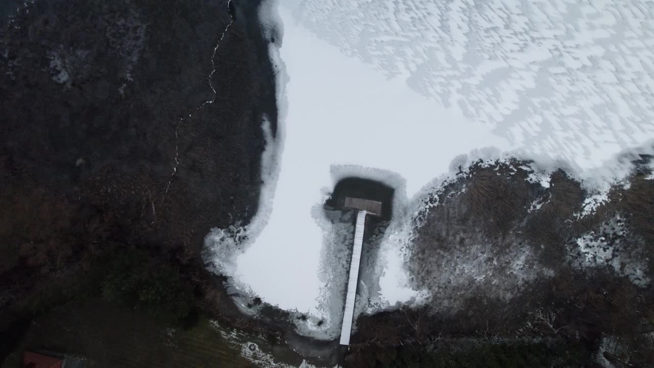 波兰的冬天。鸟瞰波兰结霜的湖泊和雪景视频素材