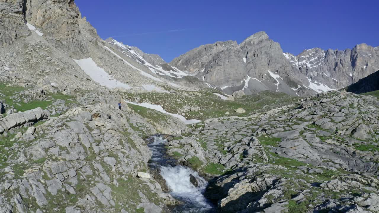 山涧流经岩石地形与山峰，卡斯卡塔迪斯特罗皮亚和拉戈涅拉在背景，阳光明媚的一天视频素材