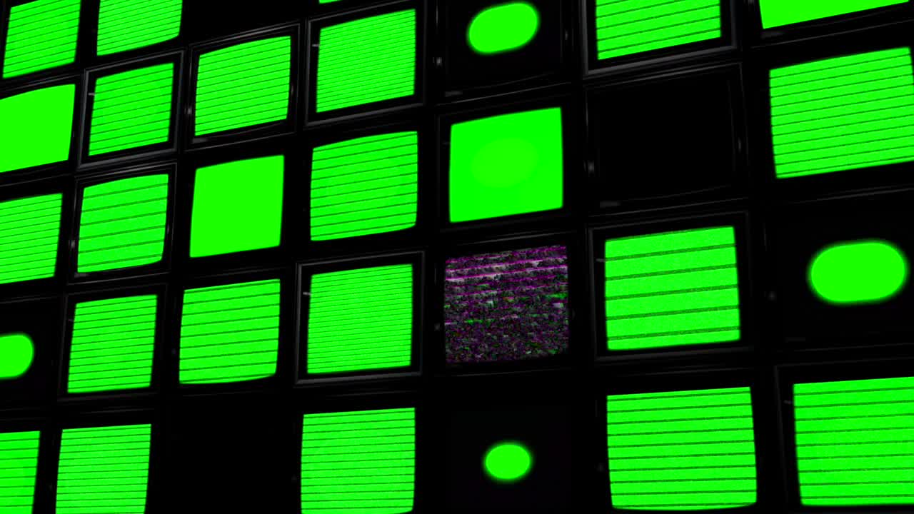 暗室与电视监视器屏幕显示明亮的绿色屏幕静电。色度键视频下载