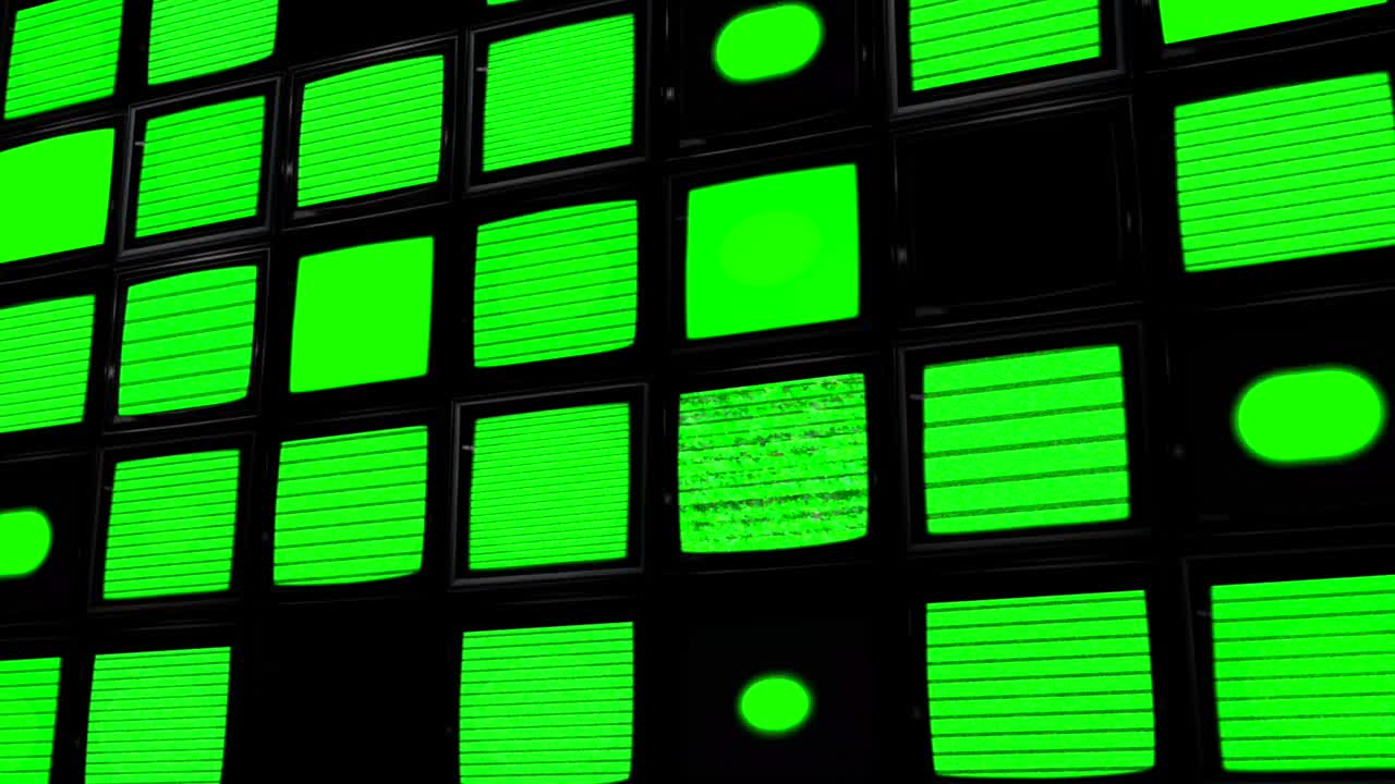 在黑暗环境中，一面墙的电视屏幕带有绿色静电。色度键视频下载