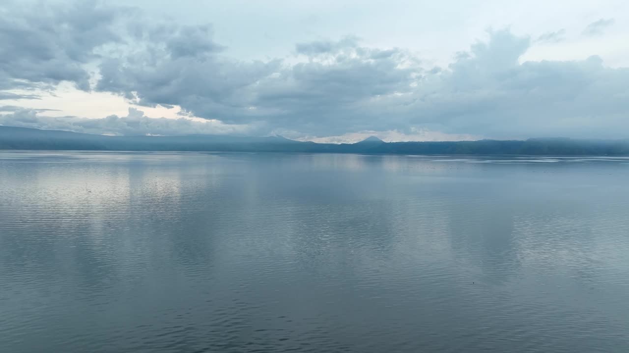 风景如画的多巴湖上空仍有天际线的倒影。空中视频素材