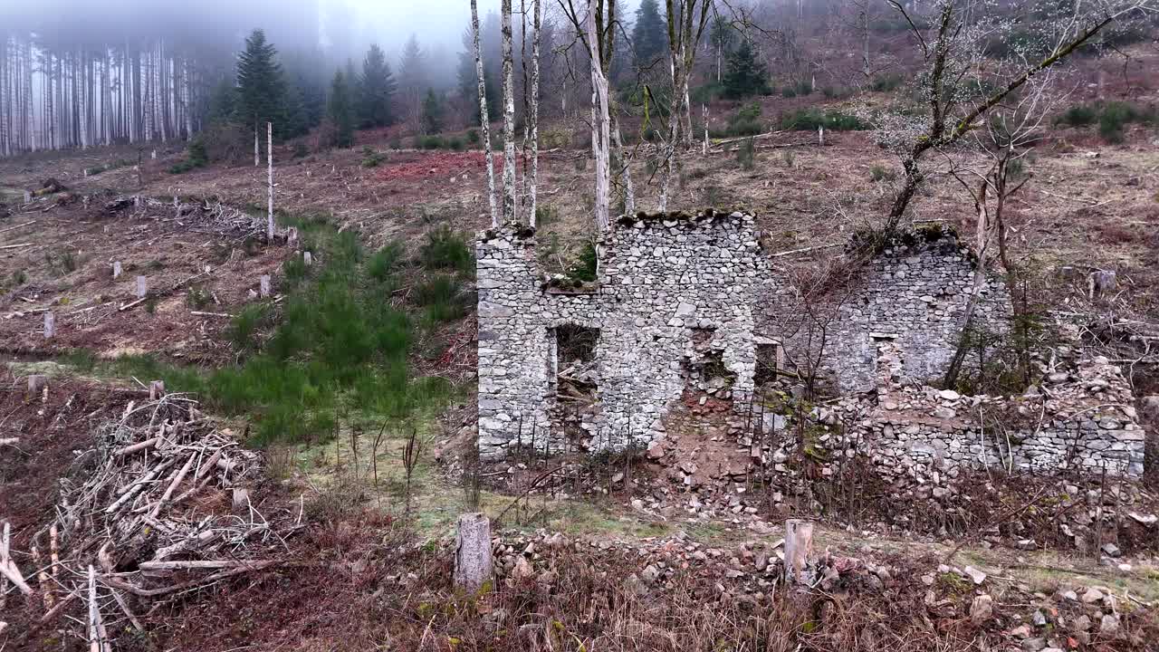 航空火箭在森林和雾笼罩的山上非常古老的农场废墟上飞行视频素材