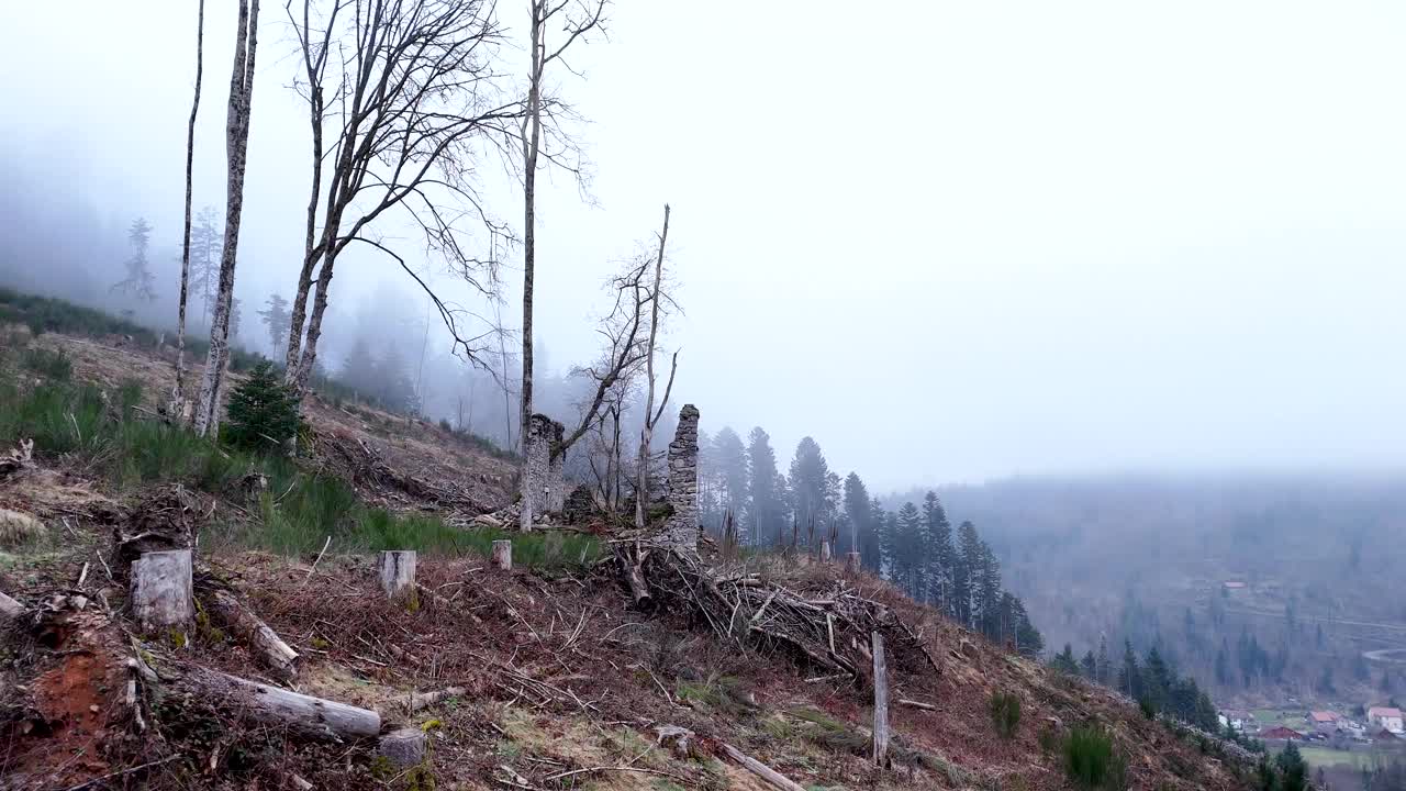 空中轨道围绕着一个非常古老的农场废墟，在森林和雾的山上视频素材