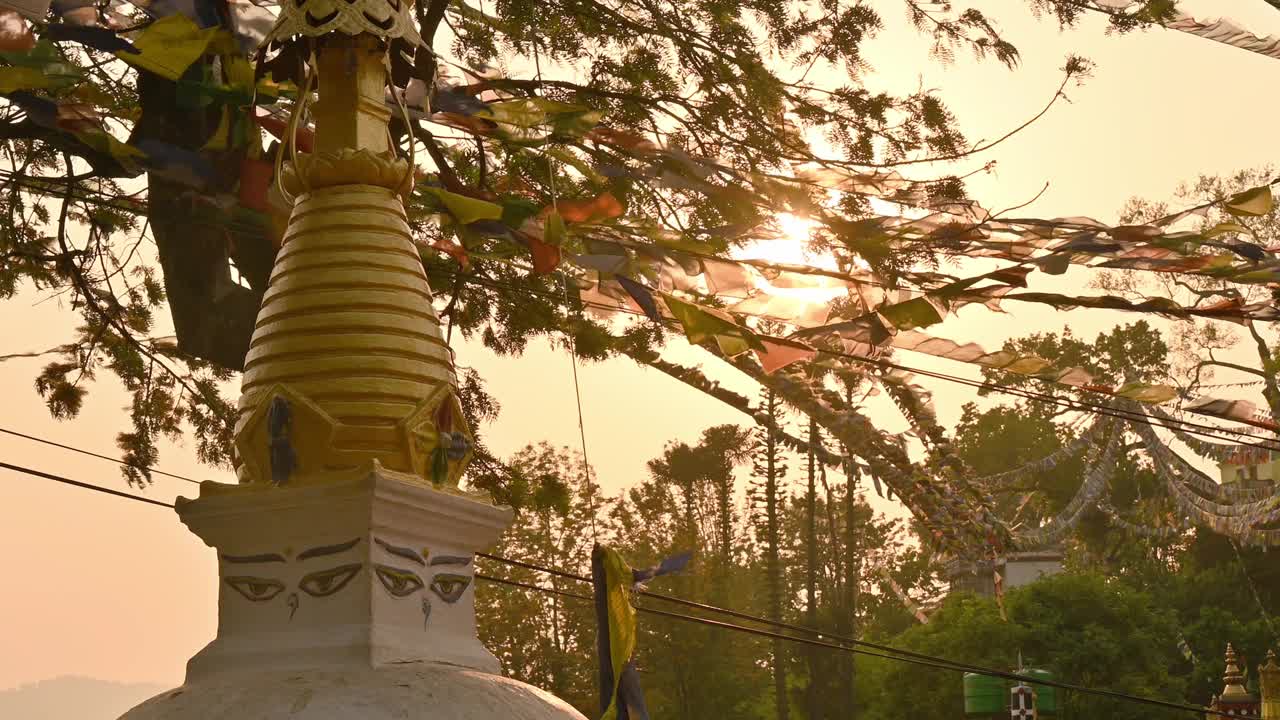 Swayambhunath寺庙佛塔的宁静景观，吹着经幡。视频素材