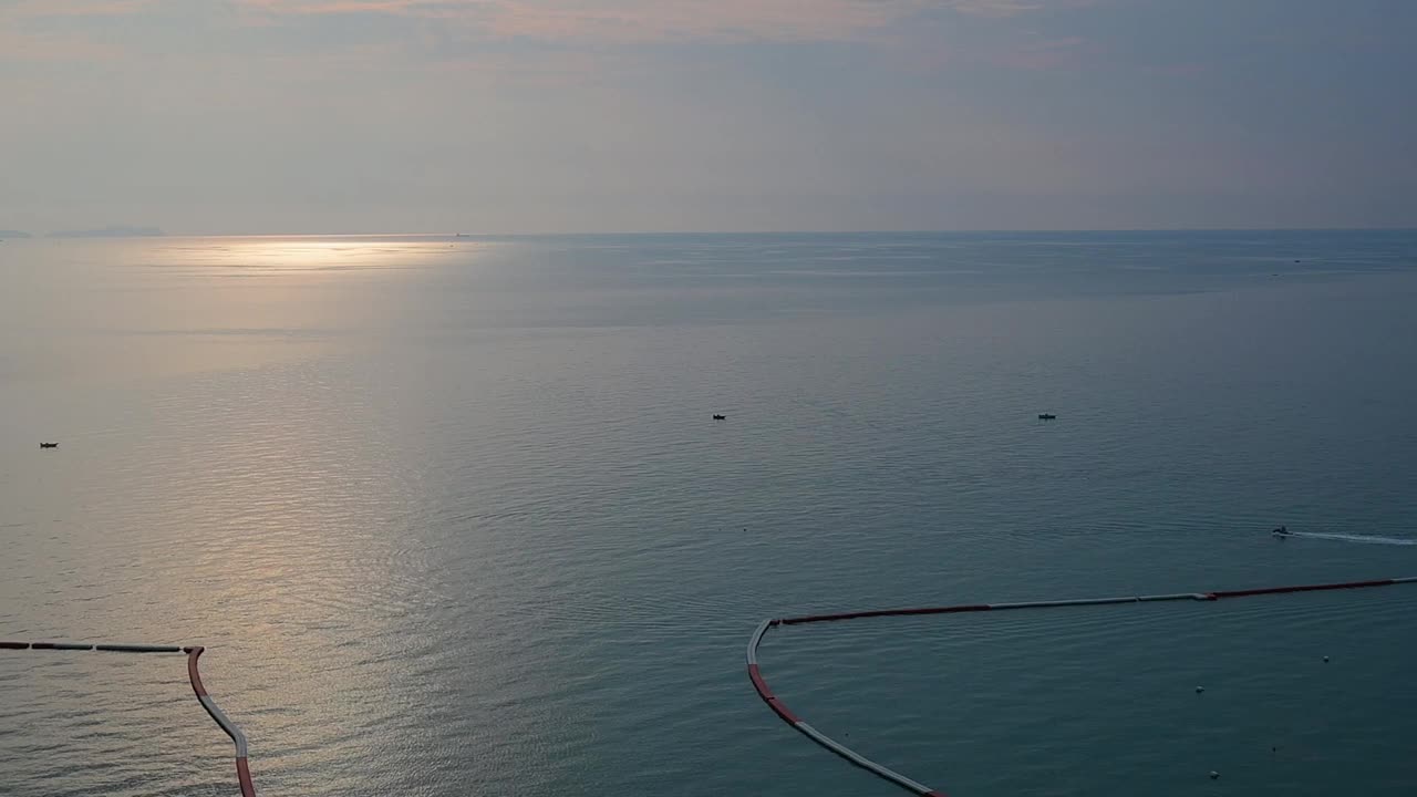 晚上的海洋和海景与蓝天，夏天的自然背景视频素材